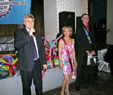 Игорь Гиске поздравляет с победой Оксану Павлову и Алексея Рублева.